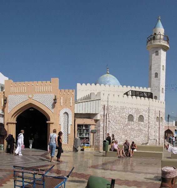 020211_muscat souq ingang.jpg - Ingang van de souq in Mutrah.